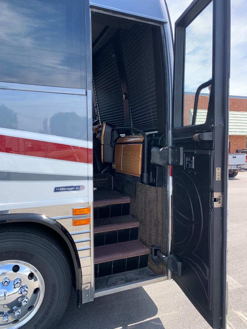 2008 Multi /Black Prevost XLII with an Series 60 Detroit Diesel engine, Allison transmission, 0.000000, 0.000000- Photo#9