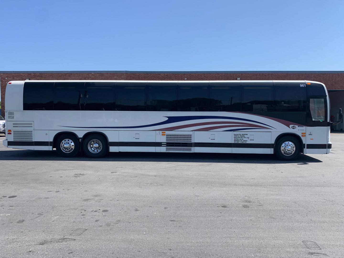 2005 White /Blue Prevost XLII with an Series 60 Detroit Diesel engine, Allison transmission, 0.000000, 0.000000 - 2005 Prevost XL-II - Series 60 Detroit Diesel - Allison Auto Transmission - 45' - 50 Passengers - 5 Monitors and DVD - Enclosed Parcel Racks – Restroom - Aluminum Wheels- Photo#1