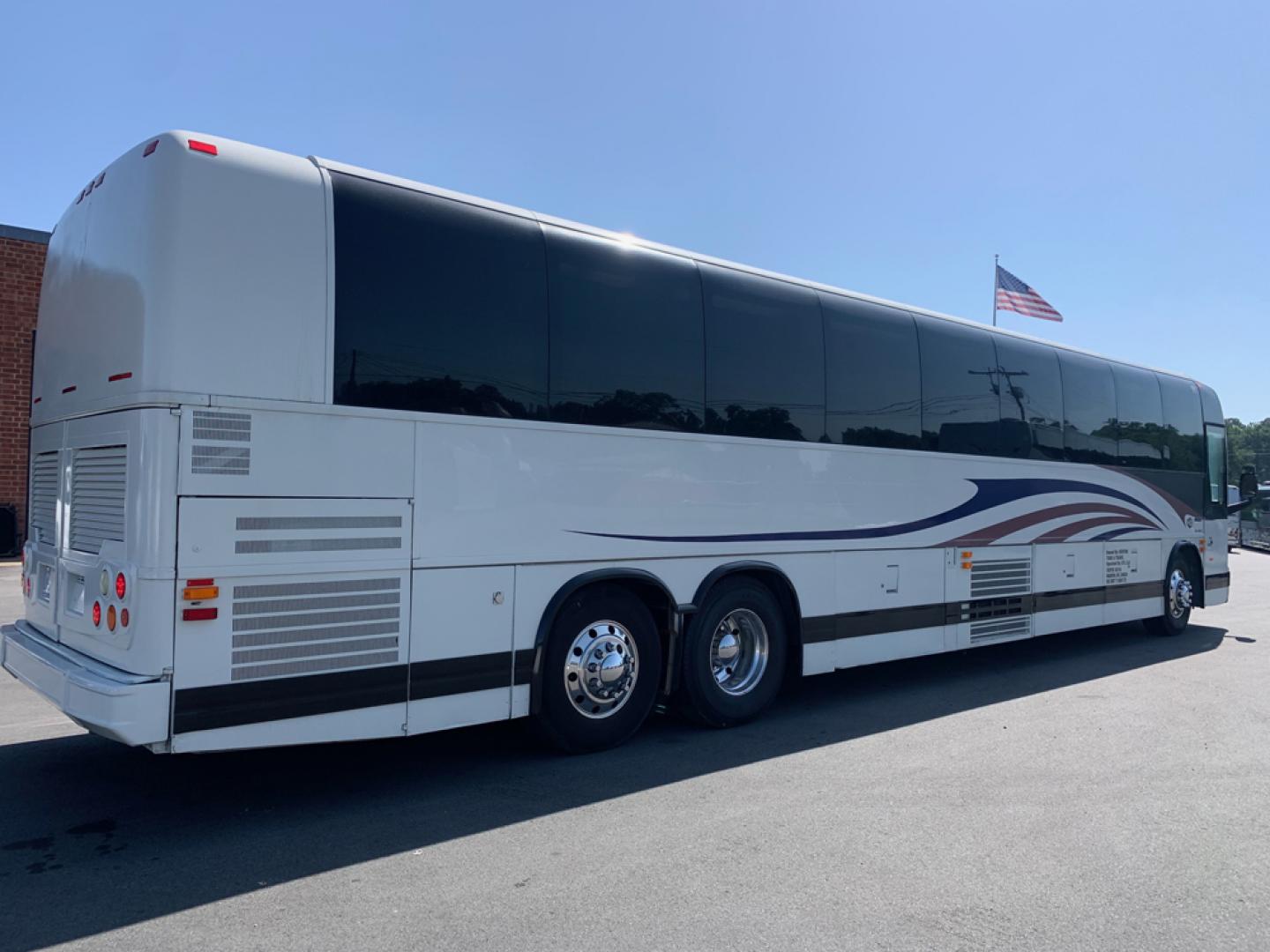 2005 White /Blue Prevost XLII with an Series 60 Detroit Diesel engine, Allison transmission, 0.000000, 0.000000 - 2005 Prevost XL-II - Series 60 Detroit Diesel - Allison Auto Transmission - 45' - 50 Passengers - 5 Monitors and DVD - Enclosed Parcel Racks – Restroom - Aluminum Wheels- Photo#2