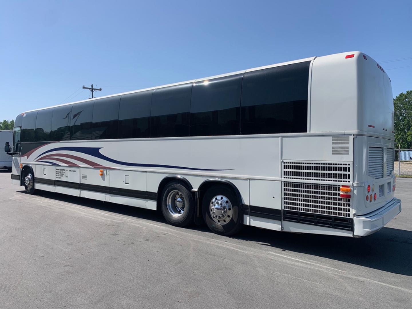 2005 White /Blue Prevost XLII with an Series 60 Detroit Diesel engine, Allison transmission, 0.000000, 0.000000 - 2005 Prevost XL-II - Series 60 Detroit Diesel - Allison Auto Transmission - 45' - 50 Passengers - 5 Monitors and DVD - Enclosed Parcel Racks – Restroom - Aluminum Wheels- Photo#4