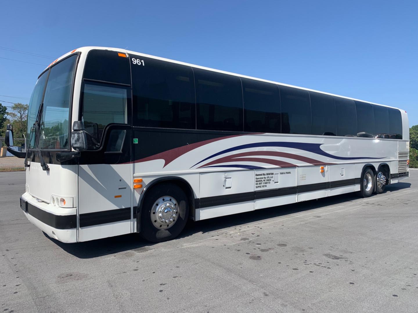 2005 White /Blue Prevost XLII with an Series 60 Detroit Diesel engine, Allison transmission, 0.000000, 0.000000 - 2005 Prevost XL-II - Series 60 Detroit Diesel - Allison Auto Transmission - 45' - 50 Passengers - 5 Monitors and DVD - Enclosed Parcel Racks – Restroom - Aluminum Wheels- Photo#6