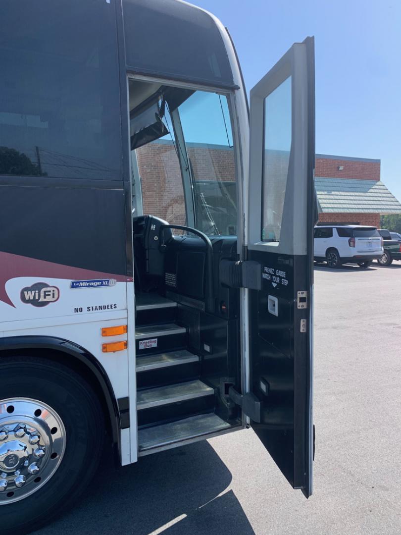 2005 White /Blue Prevost XLII with an Series 60 Detroit Diesel engine, Allison transmission, 0.000000, 0.000000 - 2005 Prevost XL-II - Series 60 Detroit Diesel - Allison Auto Transmission - 45' - 50 Passengers - 5 Monitors and DVD - Enclosed Parcel Racks – Restroom - Aluminum Wheels- Photo#8