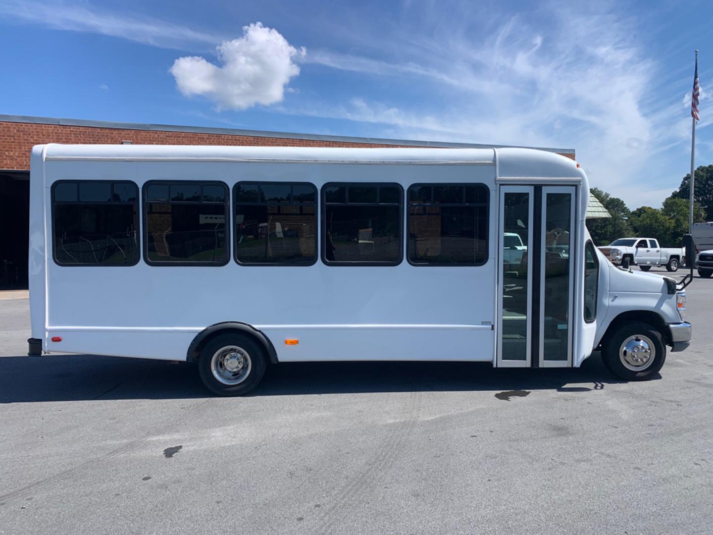 2011 White /Gray/Blue Ford E450 with an V10 engine, Auto transmission, 0.000000, 0.000000 - 2011 Ford E-450 - Starcraft Coach Automatic Trans - 6.8L V10 Engine - Electric Entrance Door - 25 Passengers + Driver - High Back Reclining Seats – Seatbelts - Aisle Sliders - Reading Lights - Stainless Wheel Simulators - Front and Rear A/C - Overhead Storage -- Photo#1
