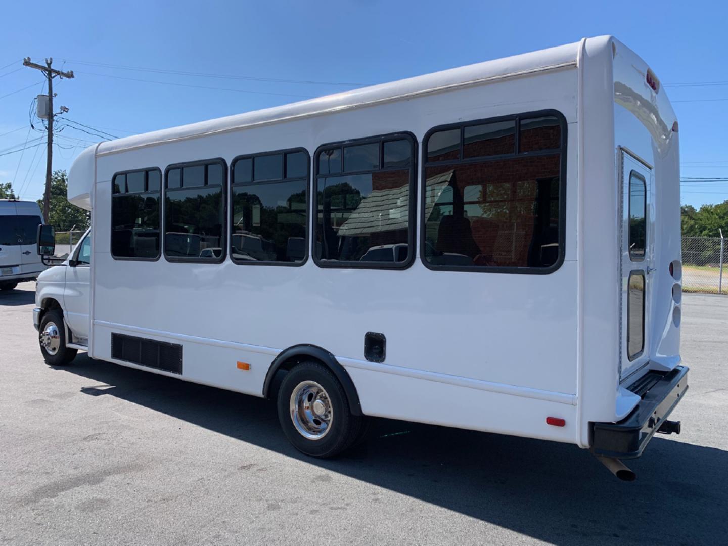 2011 White /Gray/Blue Ford E450 with an V10 engine, Auto transmission, 0.000000, 0.000000 - 2011 Ford E-450 - Starcraft Coach Automatic Trans - 6.8L V10 Engine - Electric Entrance Door - 25 Passengers + Driver - High Back Reclining Seats – Seatbelts - Aisle Sliders - Reading Lights - Stainless Wheel Simulators - Front and Rear A/C - Overhead Storage -- Photo#5