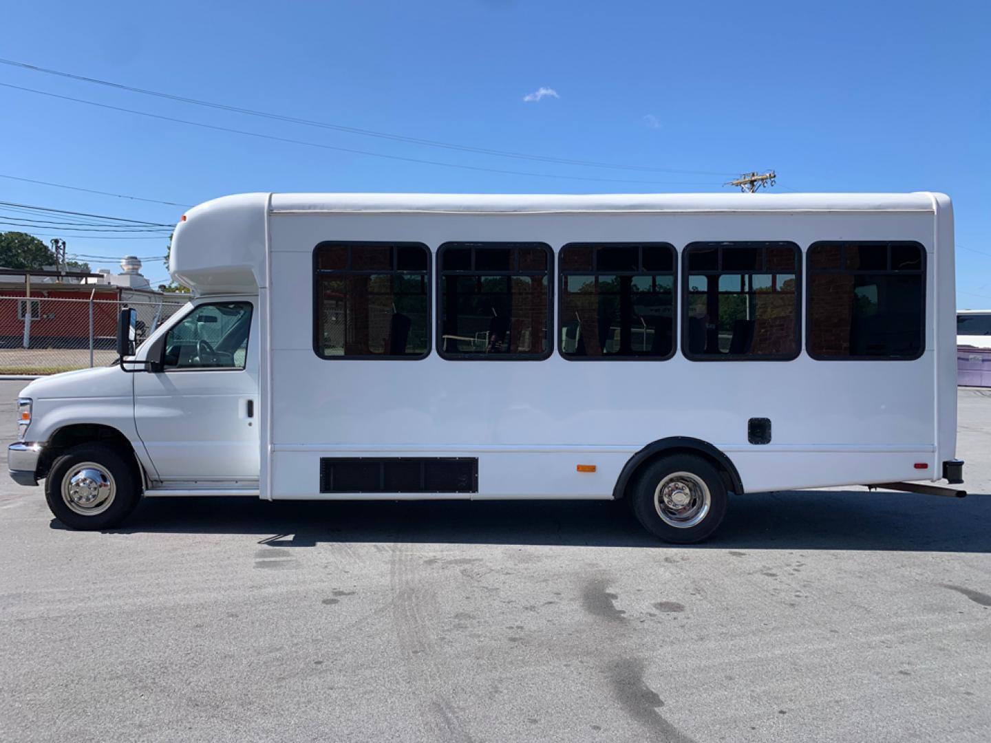 2011 White /Gray/Blue Ford E450 with an V10 engine, Auto transmission, 0.000000, 0.000000 - 2011 Ford E-450 - Starcraft Coach Automatic Trans - 6.8L V10 Engine - Electric Entrance Door - 25 Passengers + Driver - High Back Reclining Seats – Seatbelts - Aisle Sliders - Reading Lights - Stainless Wheel Simulators - Front and Rear A/C - Overhead Storage -- Photo#6