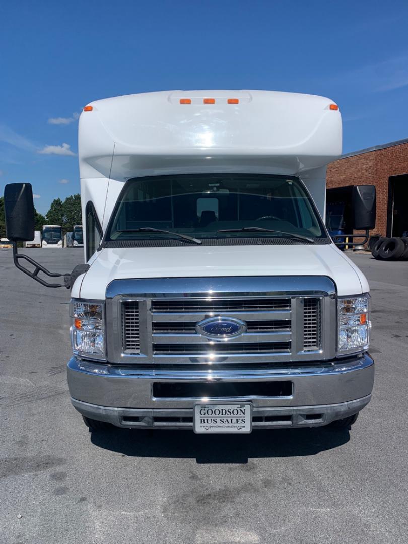 2011 White /Gray/Blue Ford E450 with an V10 engine, Auto transmission, 0.000000, 0.000000 - 2011 Ford E-450 - Starcraft Coach Automatic Trans - 6.8L V10 Engine - Electric Entrance Door - 25 Passengers + Driver - High Back Reclining Seats – Seatbelts - Aisle Sliders - Reading Lights - Stainless Wheel Simulators - Front and Rear A/C - Overhead Storage -- Photo#8