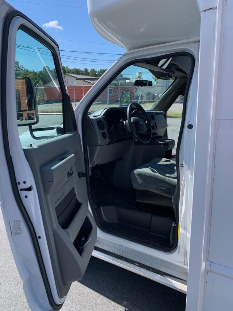 2011 White /Gray/Blue Ford E450 with an V10 engine, Auto transmission, 0.000000, 0.000000 - 2011 Ford E-450 - Starcraft Coach Automatic Trans - 6.8L V10 Engine - Electric Entrance Door - 25 Passengers + Driver - High Back Reclining Seats – Seatbelts - Aisle Sliders - Reading Lights - Stainless Wheel Simulators - Front and Rear A/C - Overhead Storage -- Photo#9