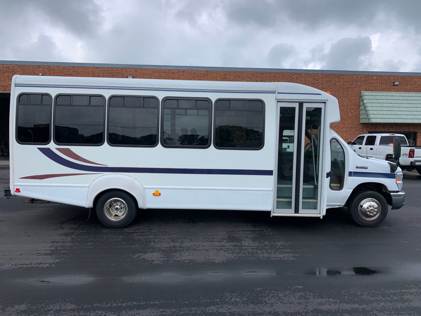 2010 Ford E450 with an V10 engine, Auto transmission, 0.000000, 0.000000 - 2010 Ford E-450 – Goshen Coach - 25 Passengers + Driver - 6.8L V10 Engine – Automatic - High Back Reclining Seats – Seat Belts -Electric Entrance Doors – Overhead Storage – Reading Lights – Front/Rear AC – Stainless Wheel Simulators,- Photo#1