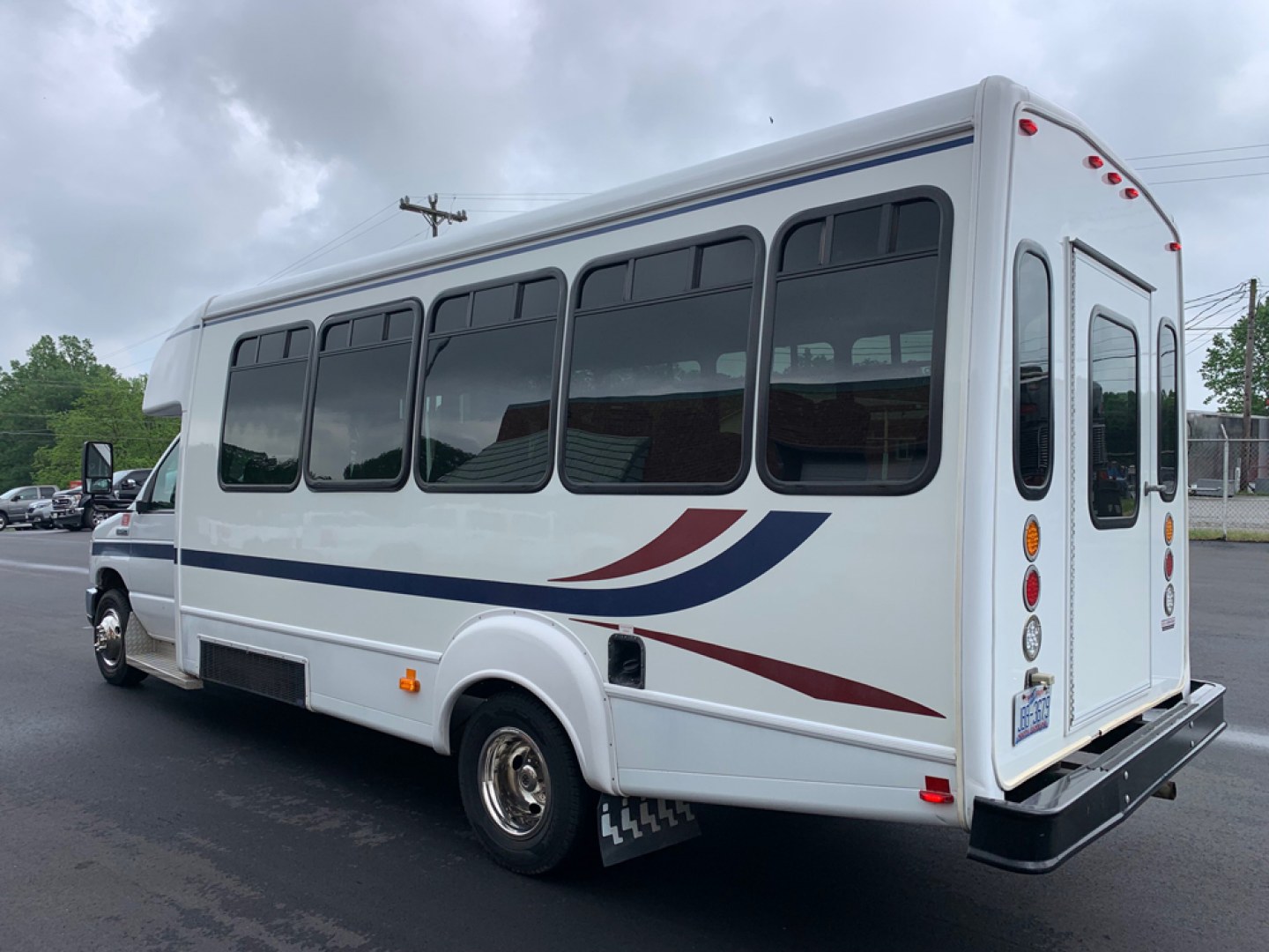 2010 Ford E450 with an V10 engine, Auto transmission, 0.000000, 0.000000 - 2010 Ford E-450 – Goshen Coach - 25 Passengers + Driver - 6.8L V10 Engine – Automatic - High Back Reclining Seats – Seat Belts -Electric Entrance Doors – Overhead Storage – Reading Lights – Front/Rear AC – Stainless Wheel Simulators,- Photo#5