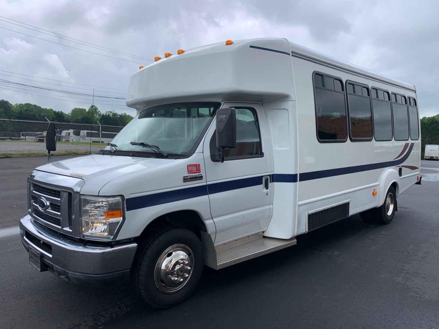 2010 Ford E450 with an V10 engine, Auto transmission, 0.000000, 0.000000 - 2010 Ford E-450 – Goshen Coach - 25 Passengers + Driver - 6.8L V10 Engine – Automatic - High Back Reclining Seats – Seat Belts -Electric Entrance Doors – Overhead Storage – Reading Lights – Front/Rear AC – Stainless Wheel Simulators,- Photo#7