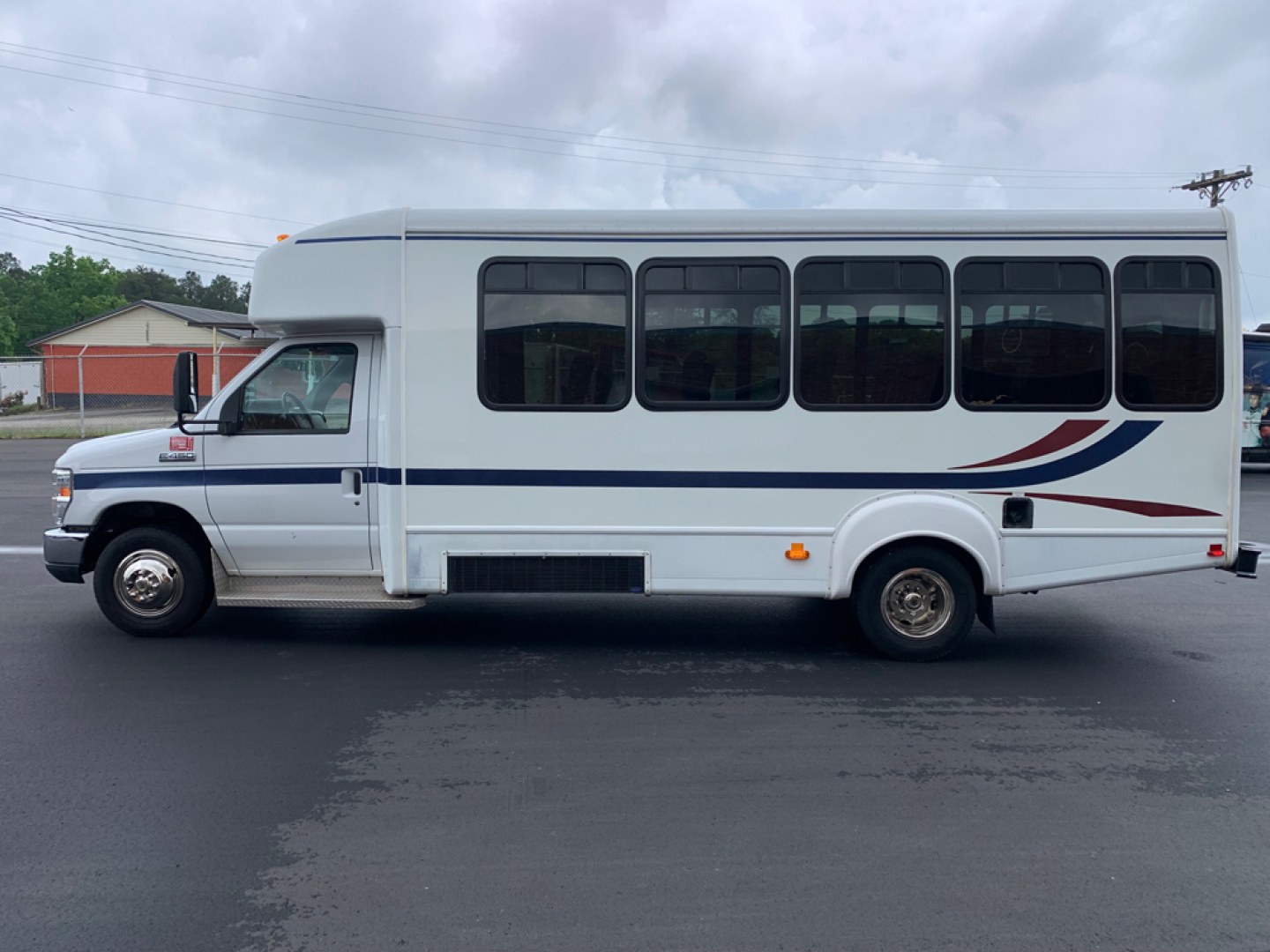 2010 Ford E450 with an V10 engine, Auto transmission, 0.000000, 0.000000 - 2010 Ford E-450 – Goshen Coach - 25 Passengers + Driver - 6.8L V10 Engine – Automatic - High Back Reclining Seats – Seat Belts -Electric Entrance Doors – Overhead Storage – Reading Lights – Front/Rear AC – Stainless Wheel Simulators,- Photo#6