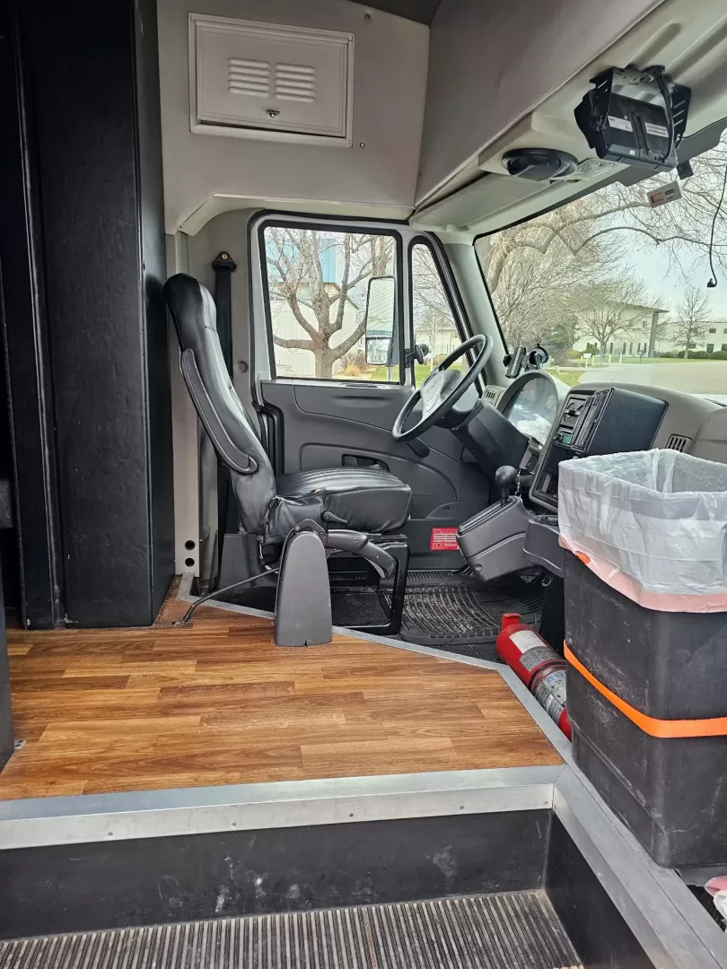 2013 White /Black IC PC805 with an 6.4 DIESEL engine, Allison transmission, 0.000000, 0.000000- Photo#6