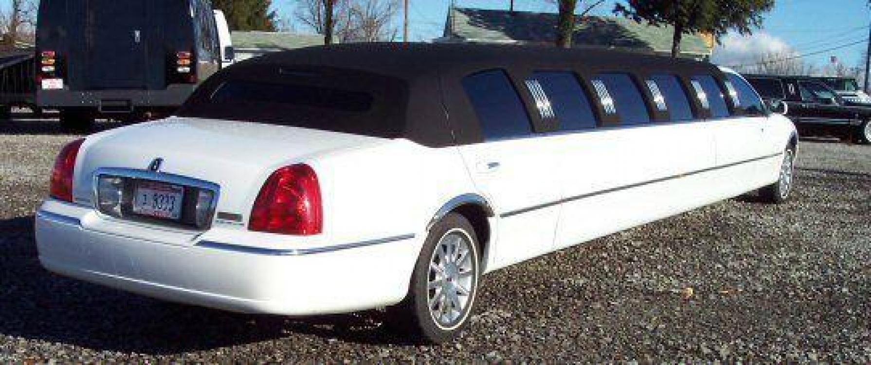 2006 White w/ Black (Tux) Lincoln Town Car (1LNHM81V06Y) with an V8, 4.6L; FFV; SOHC engine, located at 1725 US-68 N, Bellefontaine, OH, 43311, (937) 592-5466, 40.387783, -83.752388 - LINCOLN 180