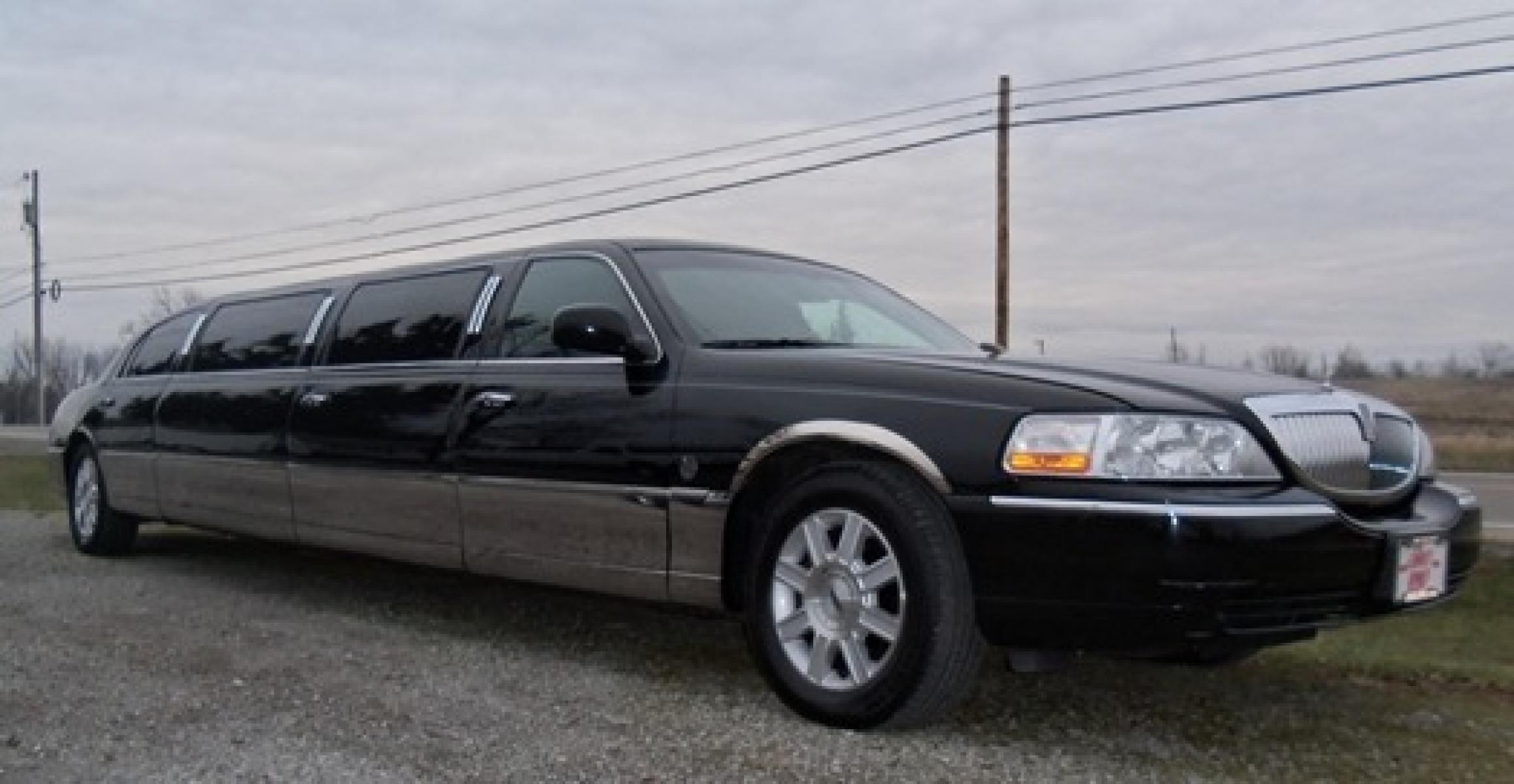 2006 Black Lincoln Town Car (1L1FM88W66Y) with an 4.6-Liter 8 Cylinder Engine engine, located at 1725 US-68 N, Bellefontaine, OH, 43311, (937) 592-5466, 40.387783, -83.752388 - Photo #2