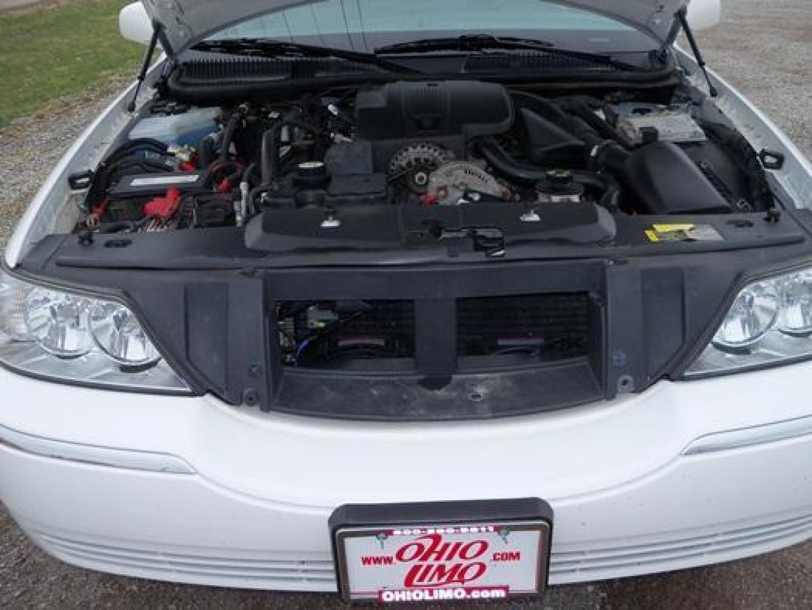 2006 White Lincoln Town Car (1LNHM81V86Y) with an 4.6-Liter 8 Cylinder Engine engine, located at 1725 US-68 N, Bellefontaine, OH, 43311, (937) 592-5466, 40.387783, -83.752388 - Photo #10