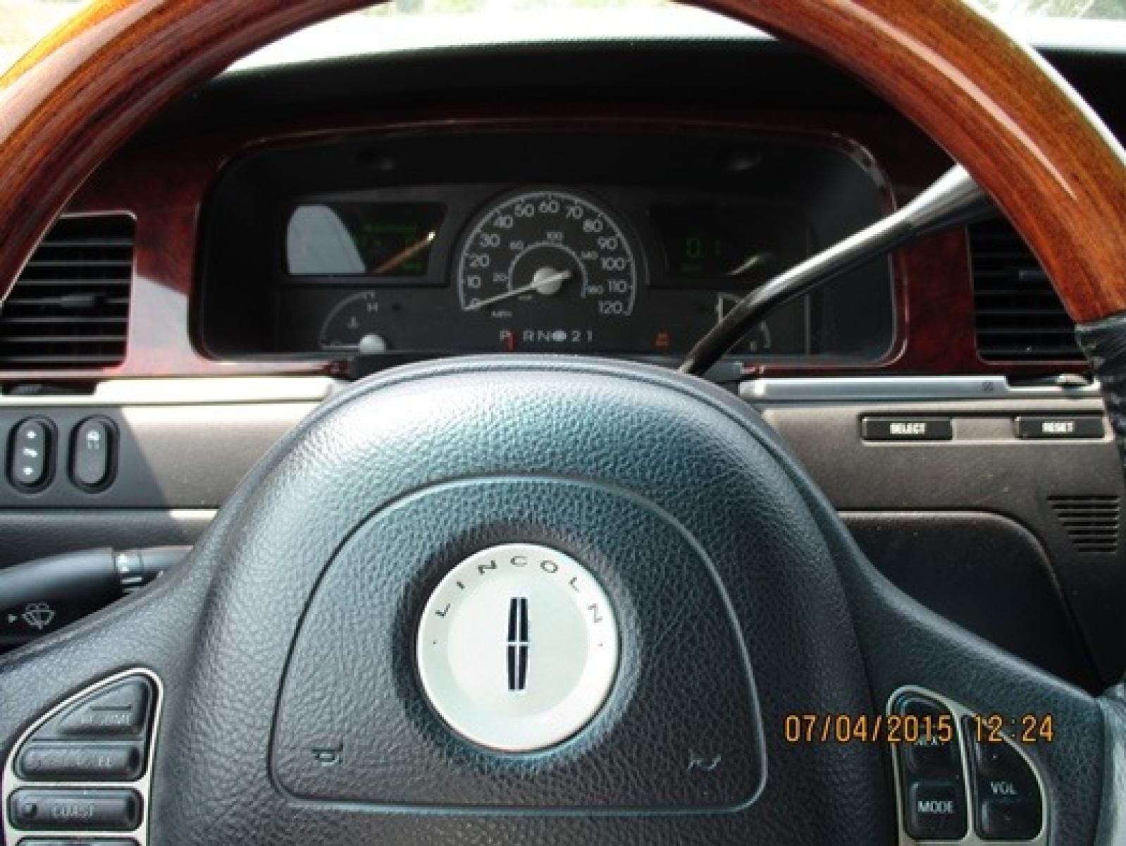 2004 White Lincoln Town Car (1LNHM83W44Y) with an 4.6-Liter 8 Cylinder Engine engine, located at 1725 US-68 N, Bellefontaine, OH, 43311, (937) 592-5466, 40.387783, -83.752388 - Photo #11