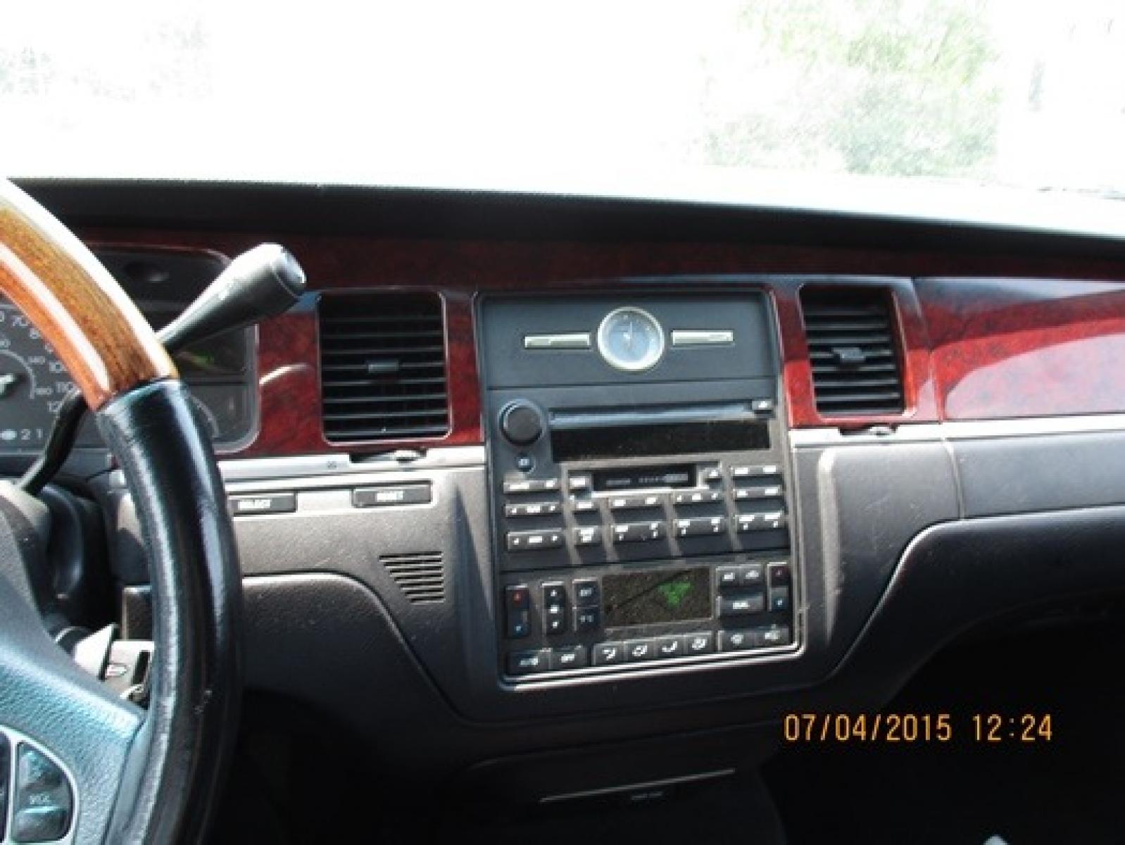 2004 White Lincoln Town Car (1LNHM83W44Y) with an 4.6-Liter 8 Cylinder Engine engine, located at 1725 US-68 N, Bellefontaine, OH, 43311, (937) 592-5466, 40.387783, -83.752388 - Photo #12