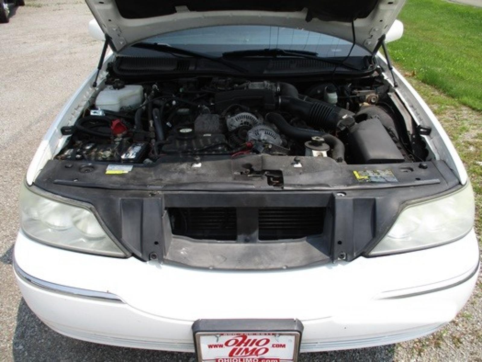 2004 White Lincoln Town Car (1LNHM83W44Y) with an 4.6-Liter 8 Cylinder Engine engine, located at 1725 US-68 N, Bellefontaine, OH, 43311, (937) 592-5466, 40.387783, -83.752388 - Photo #15