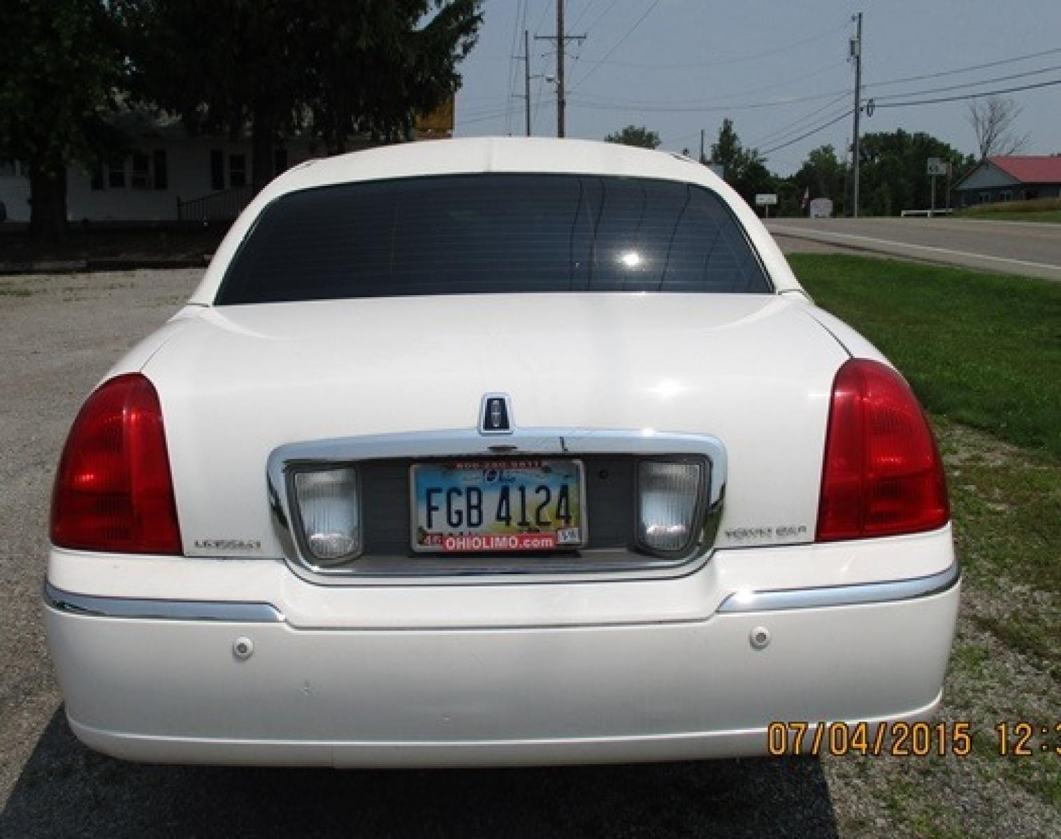 2004 White Lincoln Town Car (1LNHM83W44Y) with an 4.6-Liter 8 Cylinder Engine engine, located at 1725 US-68 N, Bellefontaine, OH, 43311, (937) 592-5466, 40.387783, -83.752388 - Photo #3